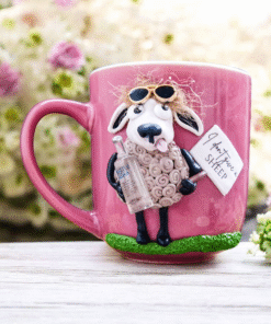 Забавна чаша с овца и надпис I don`t give a sheep , ръчно изработена от полимерна глина. с