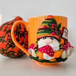 чаша с ръчно изработена декорация от полимерна глина-гномче