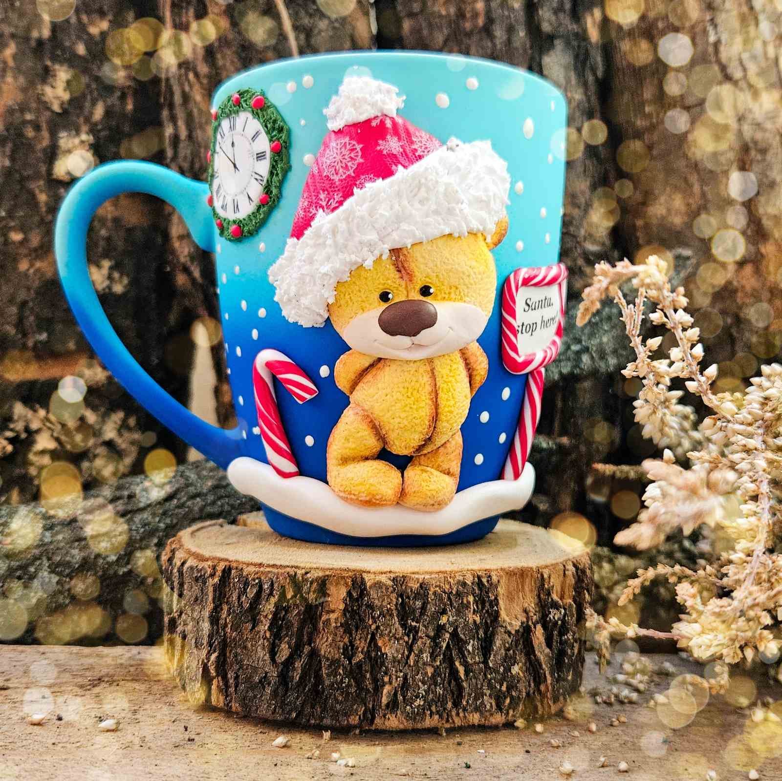 Коледна чаша с мече в преливащи цветове 1 Синя чаша с мече- ръчно изработена декорация от полимерна глина