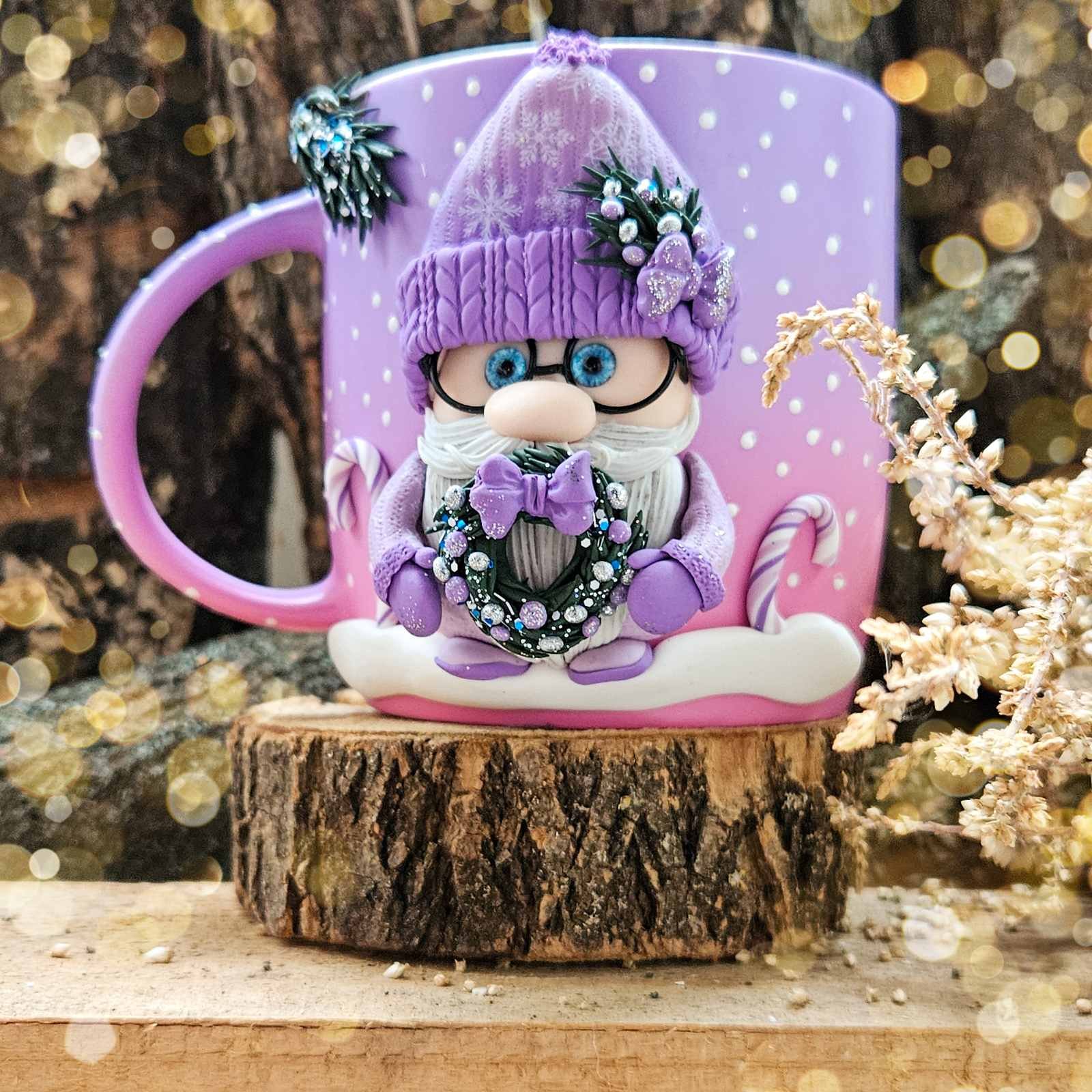Коледна чаша с гномче в лилаво 1 Лилава коледна чаша с гномче от полимерна глина
