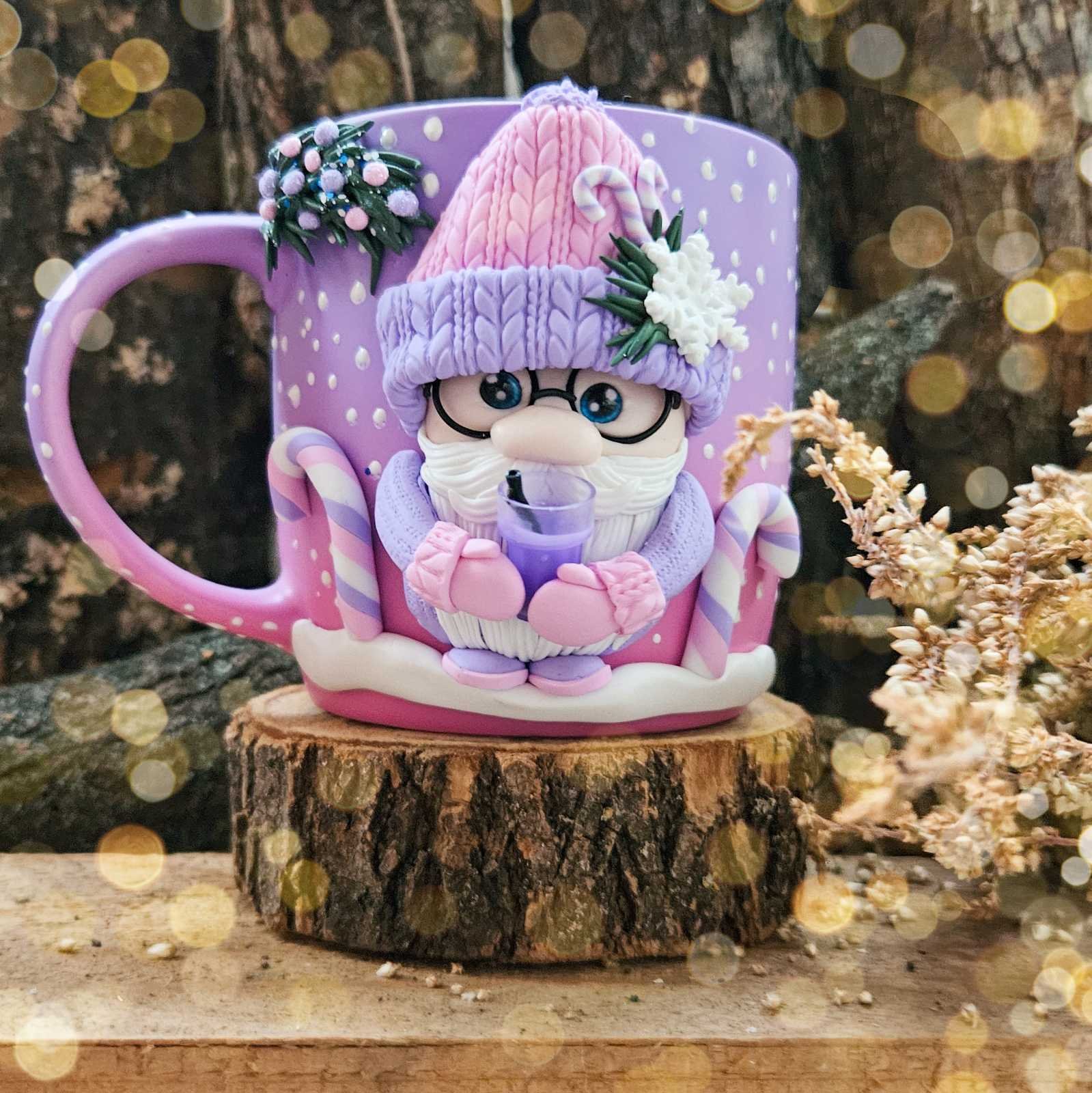 Коледна чаша с гномче в лилаво 4 1 Лилава коледна чаша с гномче от полимерна глина