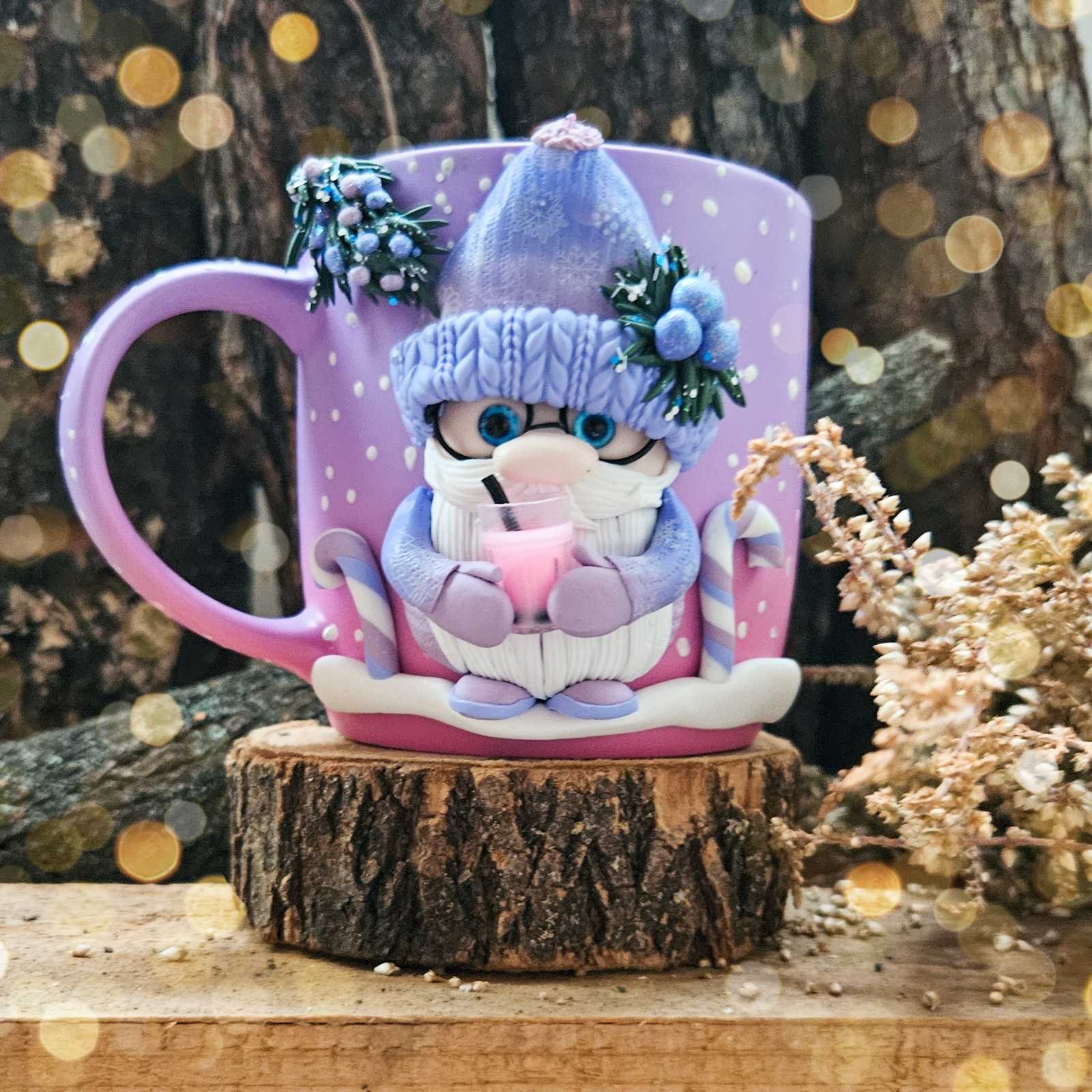 Коледна чаша с гномче в лилаво 5 1 Лилава коледна чаша с гномче от полимерна глина