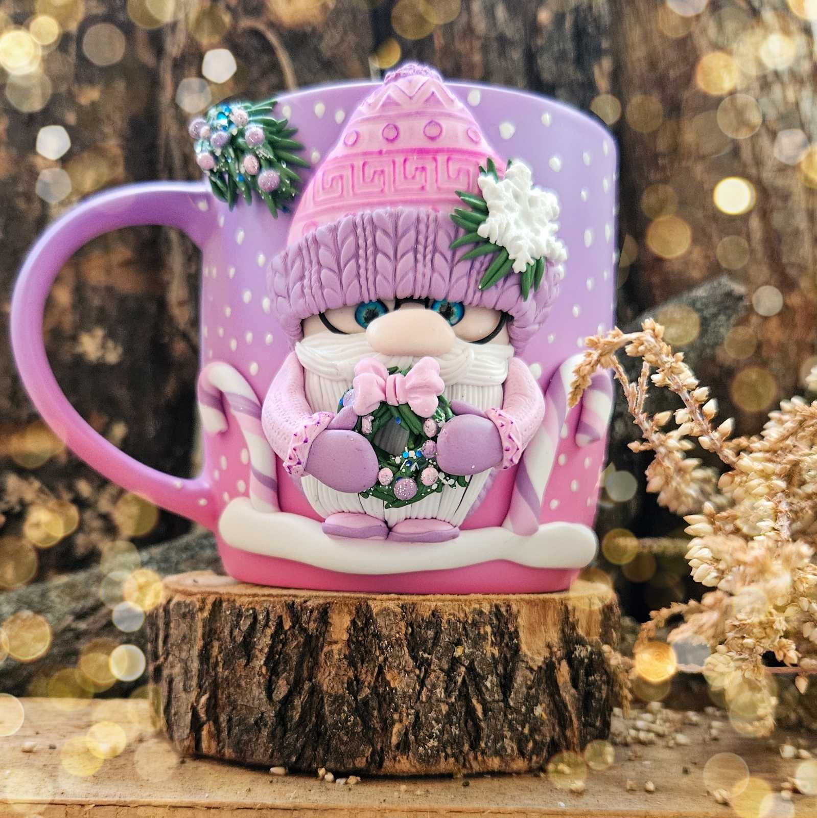 Коледна чаша с гномче в лилаво 7 1 Лилава коледна чаша с гномче от полимерна глина