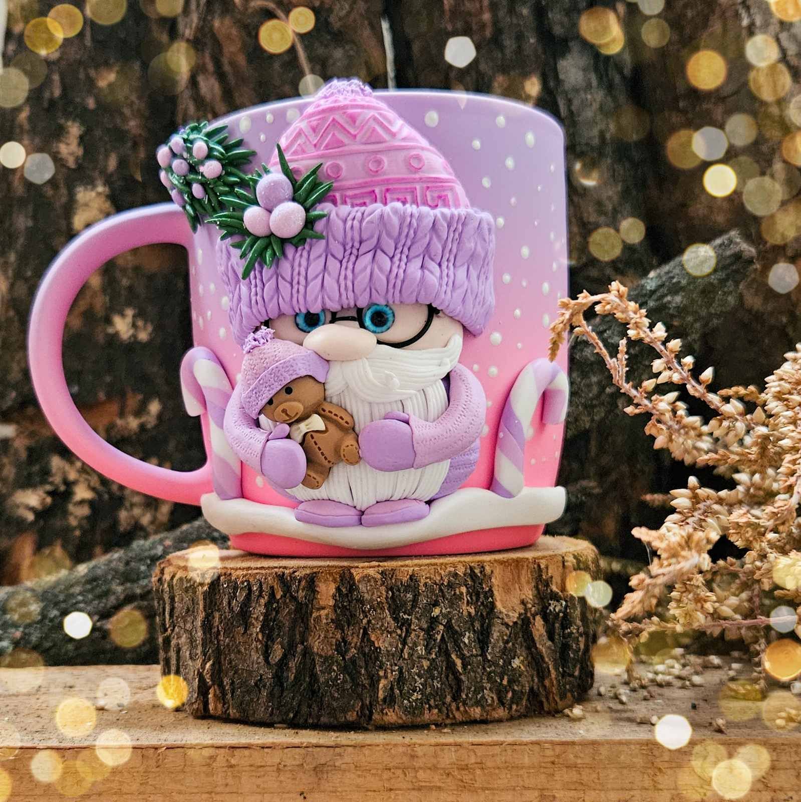 Коледна чаша с гномче в лилаво 13 1 Двуцветна коледна чаша с гномче от полимерна глина