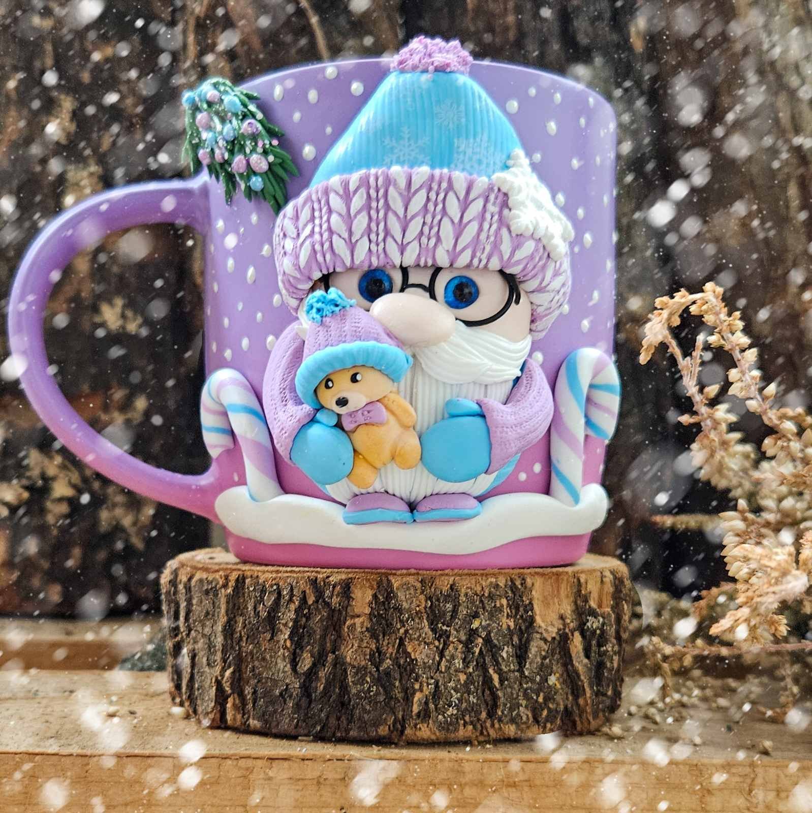 Коледна чаша с гномче в лилаво 21 1 Двуцветна коледна чаша с гномче от полимерна глина