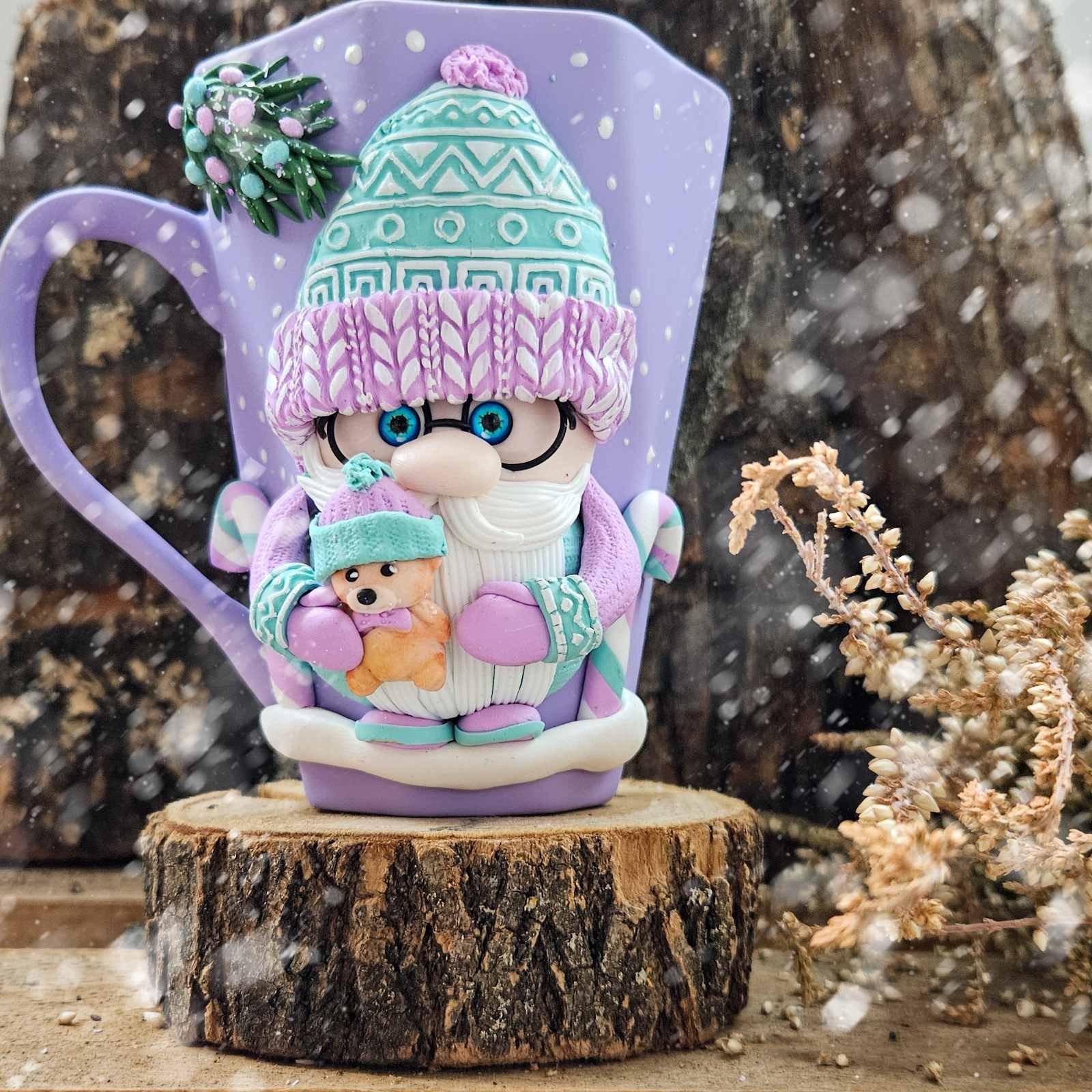 Коледна чаша с гномче в лилаво 1 Коледна чаша с гномче от полимерна глина