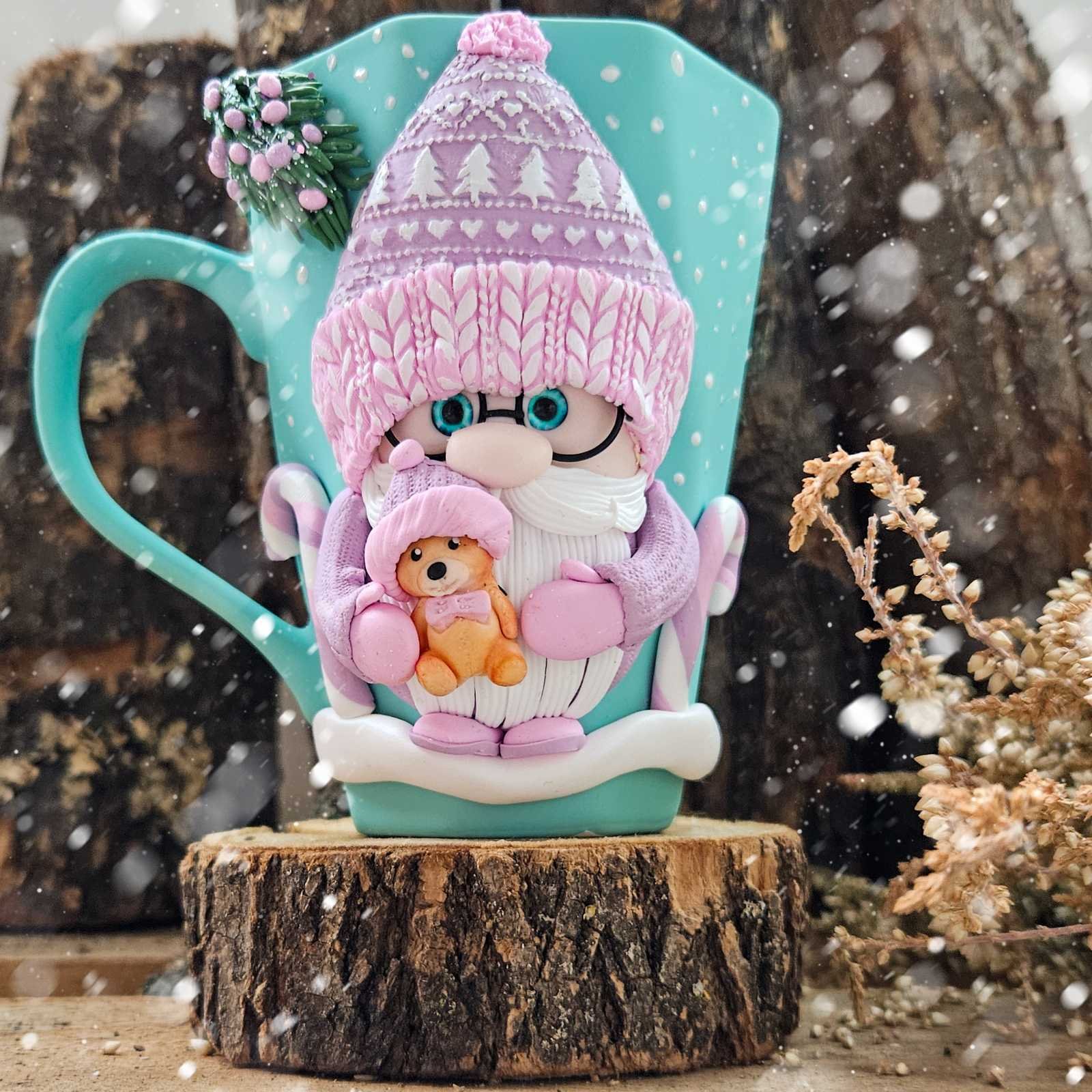 Коледна чаша с гномче тюркоаз 1 Коледна чаша с гномче от полимерна глина