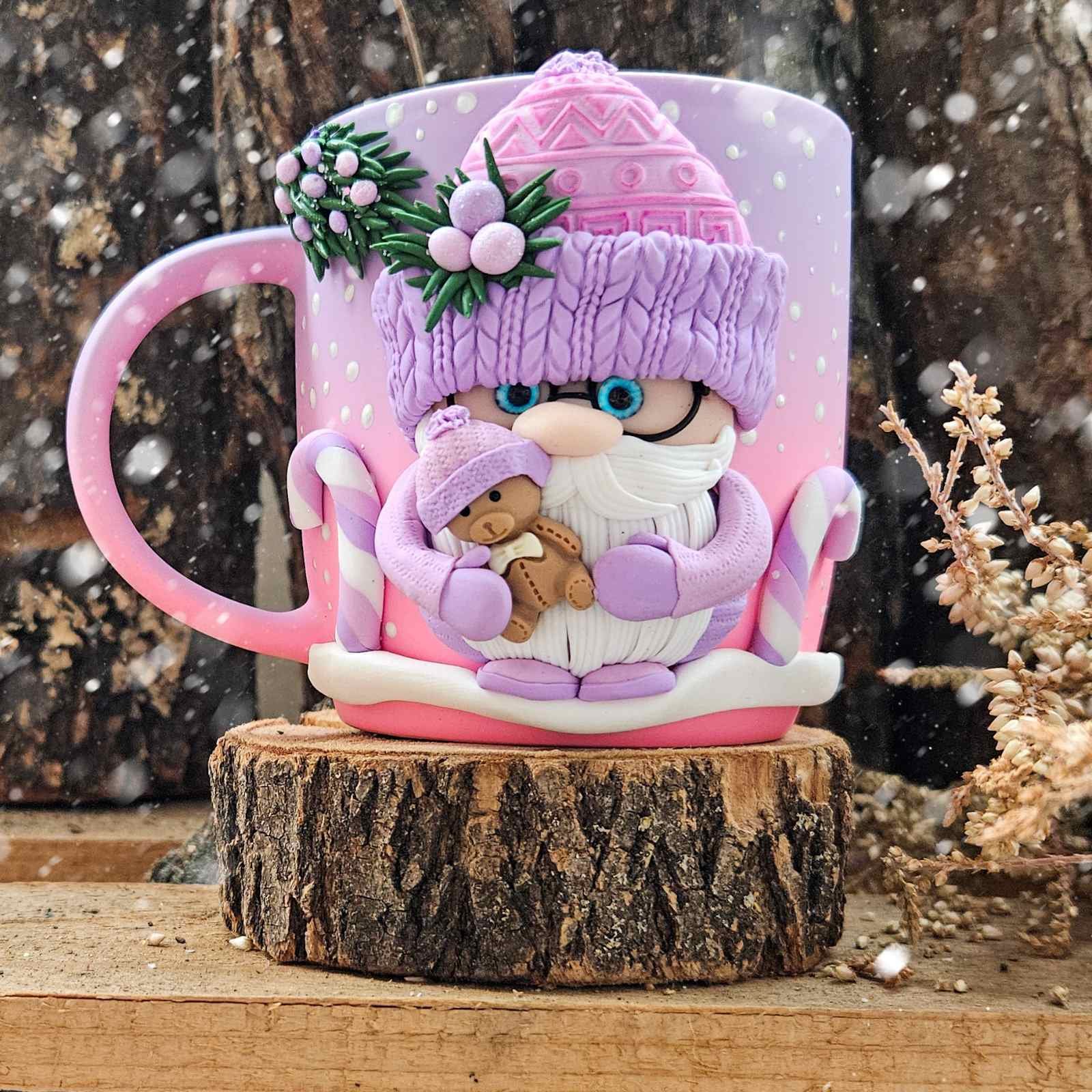 Коледна чаша с гномче в лилаво 23 1 Двуцветна коледна чаша с гномче от полимерна глина