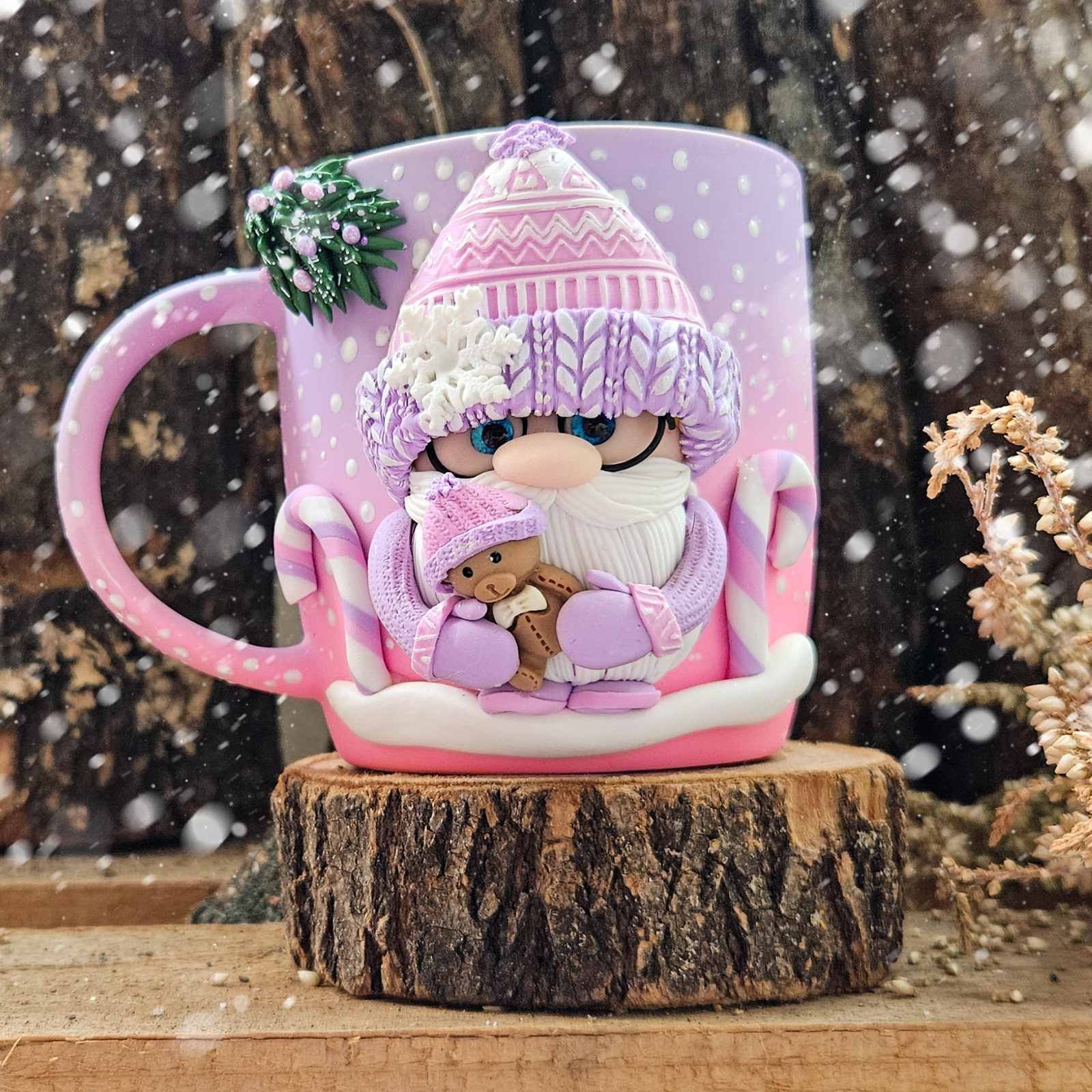 Коледна чаша с гномче в лилаво 24 1 Двуцветна коледна чаша с гномче от полимерна глина