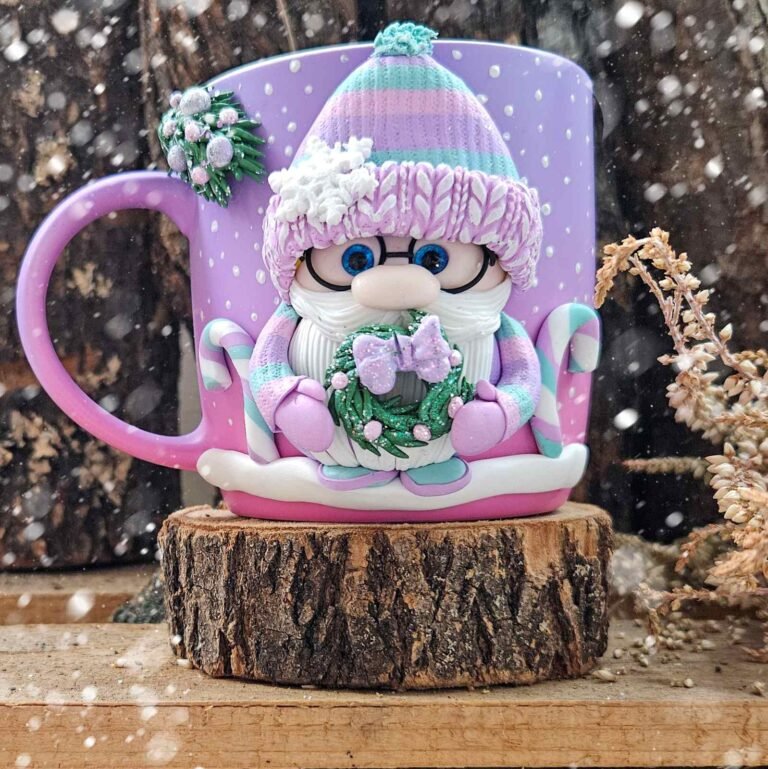 Двуцветна коледна чаша с гномче от полимерна глина