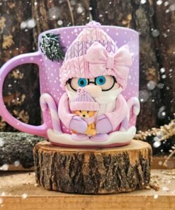 Двуцветна коледна чаша с гномче от полимерна глина